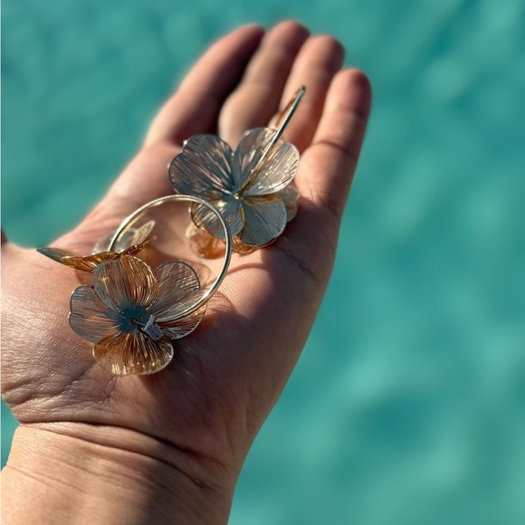 Chic Gold Floral Hoop Earrings - Picture 6 of 9